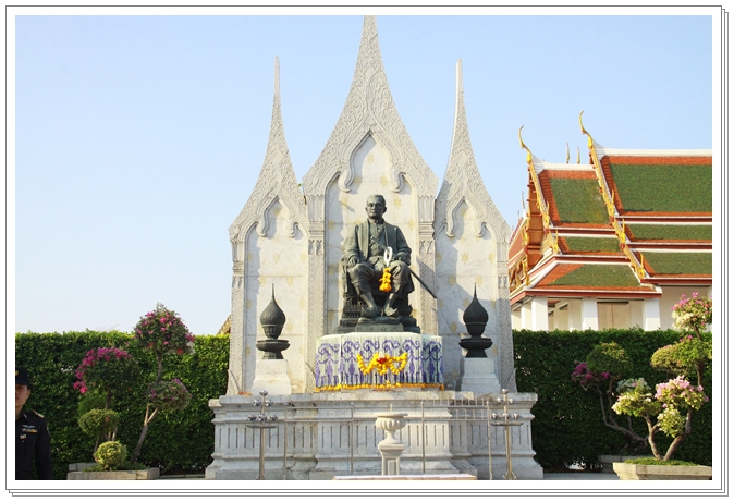 ﻿กรมบังคับคดีวางพานประดับพุ่มดอกไม้ถวายสักการะพระบาทสมเด็จพระนั่งเกล้าเจ้าอยู่หัวฯ